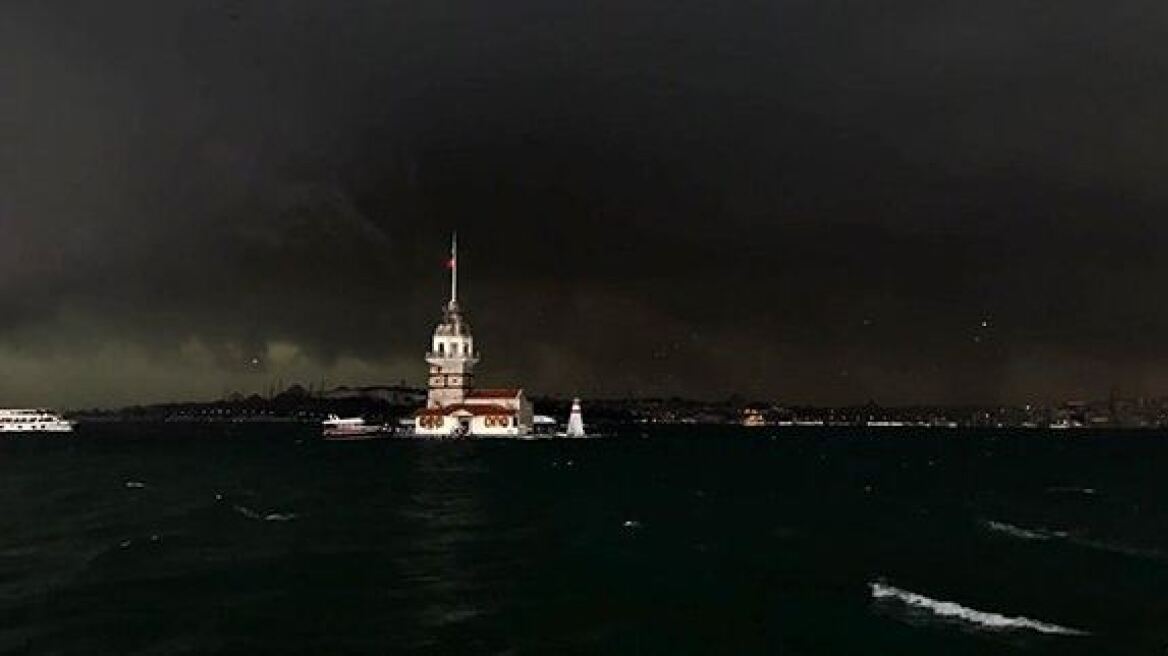 Σκοτείνιασε η μέρα στην Κωνσταντινούπολη: Πλημμύρες, καταστροφές και μεγάλες πυρκαγιές